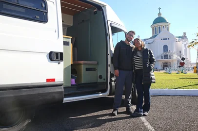 Porthus Junior / Agencia RBS FARROUPILHA, RS, BRASIL, 19/05/2026. Casal de Caxias do Sul conclui viagem pelo Brasil e se prepara para cruzar a América do Sul rumo ao Alasca em motor home. Rafael Busatto e Sana Porto Vargas estiveram no santuário de Nossa Senhora de Caravaggio antes da partida. (Porthus Junior/Agência RBS)Indexador: Porthus Junior<!-- NICAID(16288535) -->