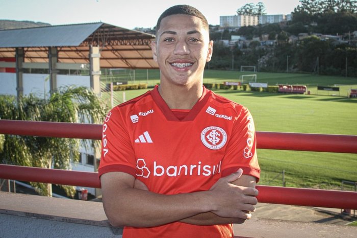 Destaque da base em 2023, meia assina primeiro contrato com o Inter | GZH