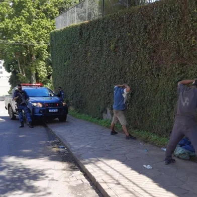 A execução de um jovem com um tiro na nuca evidencia mais uma vez o problema da cracolândia na subida da Rua Borges de Medeiros, acesso ao bairro Primeiro de Maio, em Caxias do Sul. O chamado Morro do Sabão foi alvo das forças de segurança no ano passado, o que reduziu presença de drogaditos temporariamente. <!-- NICAID(14733025) -->