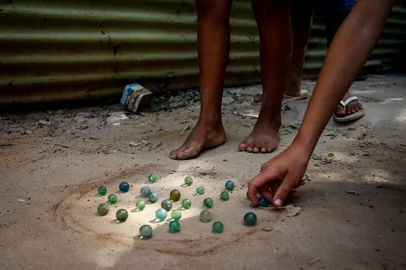 PORTO ALEGRE, RS, BRASIL - 2022.11.20 - Jorge, morador monta e distribui brinquedos antigos para crianças em Porto Alegre. (Foto: André Ávila/ Agência RBS)<!-- NICAID(15271670) -->