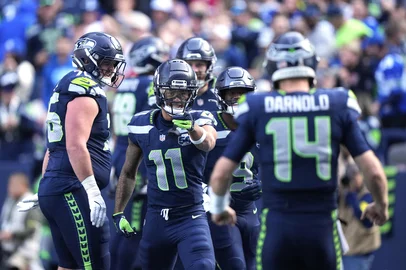 STEPHEN BRASHEAR / GETTY IMAGES NORTH AMERICA via AFP SEATTLE, WASHINGTON - NOVEMBER 09: Jaxon Smith-Njigba #11 and Sam Darnold #14 of the Seattle Seahawks celebrate after Smith-Njigba's receiving touchdown against the Arizona Cardinals in the first quarter of a game at Lumen Field on November 09, 2025 in Seattle, Washington. Stephen Brashear/Getty Images/AFP (Photo by STEPHEN BRASHEAR / GETTY IMAGES NORTH AMERICA / Getty Images via AFP)<!-- NICAID(16165634) -->