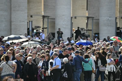 Attendees stand at St Peter's Square during the ceremony following the procession of the coffin of the late Pope, transported from the chapel of Santa Marta to St Peter's Basilica, in the Vatican on April 23, 2025. The Pope died of a stroke, the Vatican announced hours after the death on April 21, 2025, of the 88-year-old reformer who inspired devotion but riled traditionalists during 12 years leading the Catholic Church. (Photo by Andreas SOLARO / AFP)Editoria: RELLocal: Vatican CityIndexador: ANDREAS SOLAROSecao: popeFonte: AFPFotógrafo: STF<!-- NICAID(16022385) -->