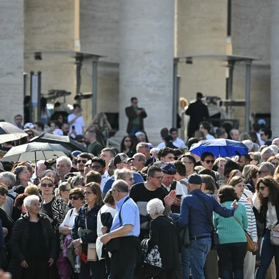 Attendees stand at St Peter's Square during the ceremony following the procession of the coffin of the late Pope, transported from the chapel of Santa Marta to St Peter's Basilica, in the Vatican on April 23, 2025. The Pope died of a stroke, the Vatican announced hours after the death on April 21, 2025, of the 88-year-old reformer who inspired devotion but riled traditionalists during 12 years leading the Catholic Church. (Photo by Andreas SOLARO / AFP)Editoria: RELLocal: Vatican CityIndexador: ANDREAS SOLAROSecao: popeFonte: AFPFotógrafo: STF<!-- NICAID(16022385) -->