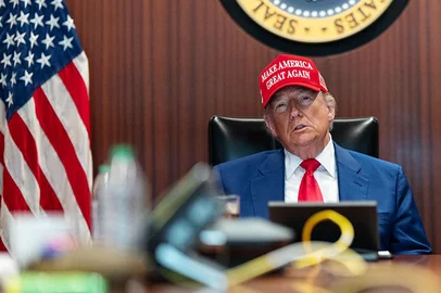 In a photo released by the White House via X, US President Donald Trump is seen in the Situation Room of the White House on June 21, 2025 in Washington, DC. Trump said June 21, 2025 the US military has carried out a "very successful attack" on three Iranian nuclear sites, including the underground uranium enrichment facility at Fordo. "We have completed our very successful attack on the three Nuclear sites in Iran, including Fordow, Natanz, and Esfahan," Trump said in a post on his Truth Social platform. (Photo by WHITE HOUSE / AFP) / RESTRICTED TO EDITORIAL USE - MANDATORY CREDIT "AFP PHOTO / WHITE HOUSE  " - NO MARKETING NO ADVERTISING CAMPAIGNS - DISTRIBUTED AS A SERVICE TO CLIENTSEditoria: POLLocal: WashingtonIndexador: -Secao: politics (general)Fonte: WHITE HOUSEFotógrafo: Handout<!-- NICAID(16065062) -->