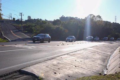 CAXIAS DO SUL, RS, BRASIL, 14/05/2026. Novo acesso para o bairro Nossa Senhora da Saúde, na RS-122, causa impactos no trânsito em Caxias do Sul, segundo reclamação de motoristas. Principal reclamação é no sentido Flores da Cunha-Caxias.(Ariéli Ziegler/Agência RBS)Indexador: Arieli Ziegler<!-- NICAID(16284994) -->