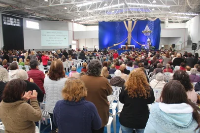 O 42º encontro de Zeladoras e Zeladores de Capelinhas da Diocese de Caxias do Sul reuniu ontem mais de mil pessoas no ginásio de esportes do Seminário Diocesano Nossa Senhora Aparecida, no bairro Nossa Senhora da Saúde, após dois anos sendo realizado com público reduzido. A atividade começou às 9h e seguiu até por volta das 14h30min. Com o tema "Com a Mãe Aparecida, reconstruir a esperança", o encontro prestou uma homenagem à padroeira do Brasil. O encontro contou com a presença dos seminaristas da Diocese de Caxias do Sul e de Montenegro, além de lideranças das sete regiões de pastoral. Também ocorreu a entronização da imagem de Nossa Senhora Aparecida, trazida do Santuário Nacional na inauguração do prédio, em 1939. O ponto alto ficou por conta da missa solene, presidida pelo bispo dom José Gislon. <!-- NICAID(15234172) -->