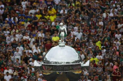 Picture of an inflatable Copa Libertadores trohpy taken at Maracana Stadium in Rio de Janeiro, Brazil, during the show before the Copa Libertadores final football match between Brazil's Fluminense and Argentina's Boca Juniors, on November 4, 2023. (Photo by SILVIO AVILA / AFP)Editoria: SPOLocal: Rio de JaneiroIndexador: SILVIO AVILASecao: soccerFonte: AFPFotógrafo: STR<!-- NICAID(15588188) -->