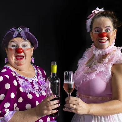 Sesc Farroupilha promove apresentação teatral gratuita na “Jornada da Mulher”“As Phynas em Fenabephy” aborda temas do universo feminino com muito bom humorO espetáculo teatral “As Phynas em Fenabephy” será apresentado na sede do Sindilojas em Farroupilha (Rua Nataly Valentini, 75) no dia 13 de março. Em uma promoção do Sesc Farroupilha, o espetáculo tem início às 19h e entrada gratuita. Ele integra a programação da “Jornada da Mulher”, iniciativa da Prefeitura Municipal de Farroupilha e do Conselho Municipal dos Direitos da Mulher que visa evidenciar a força e a importância da representatividade feminina na sociedade, em alusão ao Dia Internacional da Mulher.<!-- NICAID(15363012) -->