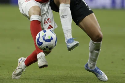 PORTO ALEGRE, RS, BRASIL - 19/04/2025 - Gre-Nal 447: Grêmio e Inter se encontram em campo, novamente, pela Série A do Campeonato Brasileiro. Ronaldo, Monsalve. FOTO: MATEUS BRUXEL / AGÊNCIA RBS<!-- NICAID(16020498) -->