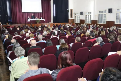 A Diocese de Caxias do Sul está com inscrições abertas para a Semana Teológica 2025, evento que promete reunir fiéis, estudiosos e interessados na reflexão sobre os legados do Concílio Vaticano II, tema do ciclo formativo deste ano. A formação ocorrerá nos dias 8, 9, 10 e 11 de setembro, de segunda a quinta-feira, sempre às 19h30min, no auditório do Colégio São José (Rua Os Dezoito do Forte, 1870, Centro).<!-- NICAID(16099792) -->
