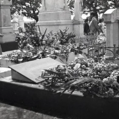 Vista do Cemitério Vera Cruz, em um Dia de Finados, tendo em primeiro plano o túmulo de Emilio Borghettiantes da remodelação. Fotografia de Benedicto Frydberg. Coleção Igor Scheinder Calza. Acervo IHPF.<!-- NICAID(16138596) -->