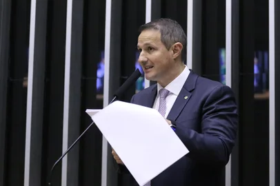 Kayo Magalhaes / Câmara dos Deputados BRASÍLIA, DF, BRASIL - 18/11/2025 - O relator do projeto de lei (PL) antifacção, Guilherme Derrite (PP-SP), lê o texto no plenário da Câmara dos Deputados (Foto: Kayo Magalhaes/Câmara dos Deputados)<!-- NICAID(16169918) -->