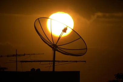 #Máquina: D1-5020849  Pôr-do-sol com antena parabólica.<!-- NICAID(1551534) -->