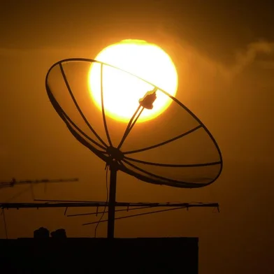 #Máquina: D1-5020849  Pôr-do-sol com antena parabólica.<!-- NICAID(1551534) -->
