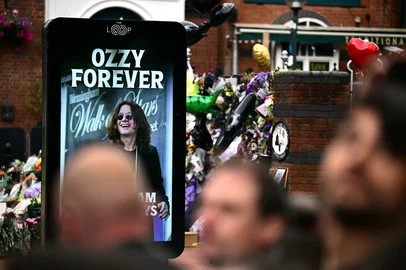 Mourners and music fans line the streets to pay their respects ahead of the funeral cortege of Ozzy Osbourne, the late lead singer of Black Sabbath, in Birmingham, central England on July 30, 2025. Thousands are expected to line the streets in Ozzy Osbourne's UK hometown of Birmingham on Wednesday to honour the heavy metal hell-raiser Ozzy Osbourne as he is laid to rest. Osbourne, nicknamed the "Prince of Darkness" and who once bit a bat while on stage while performing with his Black Sabbath band, died on July 22 at the age of 76. (Photo by Ben STANSALL / AFP)<!-- NICAID(16090590) -->