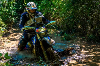 Durante quatro horas, 68 pilotos, de diversos locais do Estado, percorreram 110kms em trilhas na zona rural da cidade durante o Enduro de Regularidade Prefeitura de Caxias do Sul, etapa do Campeonato Metropolitano da modalidade. As belas paisagens não amenizaram as dificuldades do percurso. Indexador: Nei Correa<!-- NICAID(10975253) -->