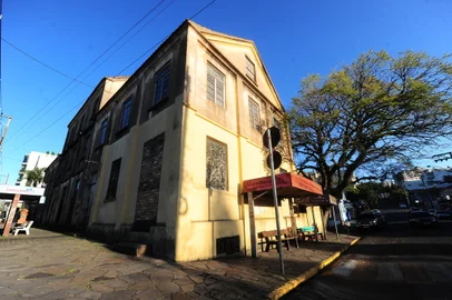 FARROUPILHA, RS, BRASIL, 04/09/2019. A preservação do Moinho Covolan, em Farroupilha, passa por discussão junto à comunidade de Farroupilha pelo menos desde 2013. A estrutura histórica que era utilizada para a preparação de trigo entre 1940 e 1980 está no centro de uma disputa judicial que envolve os 16 proprietários do prédio. De um lado está um dos herdeiros, Gustavo Covolan, que visa evitar a venda do terreno a partir da aprovação do tombamento, e do outro, boa parte dos demais descendentes da família que hoje dividem a posse do antigo moinho, que são são favoráveis à venda. O terreno já passa por processo de leilão, que deve ocorrer até o final do ano. (Porthus Junior/Agência RBS)<!-- NICAID(14235523) -->