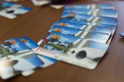 PORTO ALEGRE/ RS: Mulheres que estão em situação de violência doméstica e que não tenham condições de pagar o deslocamento até serviços de assistência podem solicitar a passagem gratuita em Porto Alegre. A iniciativa começou a ser implantada nesta semana e faz parte do projeto Tri Conta Comigo, desenvolvido pela Coordenação dos Direitos da Mulher da prefeitura. <!-- NICAID(16284257) -->