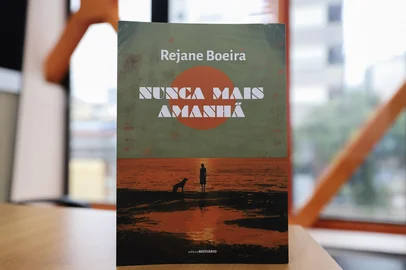 CAXIAS DO SUL, RS, BRASIL. 09-12-2025. Exemplar do livro "Nunca mais amanhã", da escritora Rejane Boeira.<!-- NICAID(16184260) -->