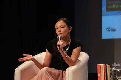 Ana Suy participa de bate-papo na Feira do Livro <!-- NICAID(15593517) -->