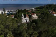 TORRES, RS, BRASIL, 09-02-2026: A Igreja São Domingos, com origem no início do século XIX, é um dos marcos históricos de Torres. A antiga capela deu origem ao núcleo urbano da cidade e, conforme registros históricos, abrigava ao lado um cemitério, prática comum no período. Ao longo de quase dois séculos, a igreja passou por reformas que acompanharam o crescimento do município. Foto: Jeff Botega/Agência RBS<!-- NICAID(16221484) -->