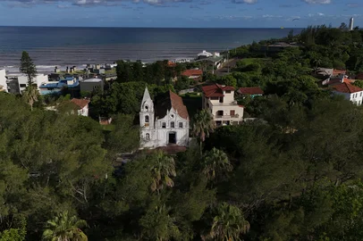 TORRES, RS, BRASIL, 09-02-2026: A Igreja São Domingos, com origem no início do século XIX, é um dos marcos históricos de Torres. A antiga capela deu origem ao núcleo urbano da cidade e, conforme registros históricos, abrigava ao lado um cemitério, prática comum no período. Ao longo de quase dois séculos, a igreja passou por reformas que acompanharam o crescimento do município. Foto: Jeff Botega/Agência RBS<!-- NICAID(16221484) -->