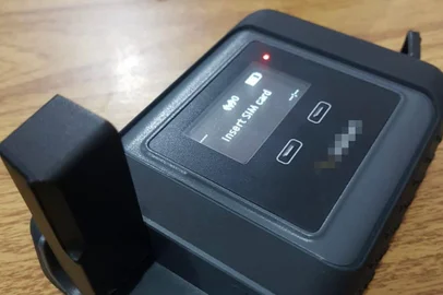 Roteador via satélite da marca Iridium apreendido em uma cela da facção dos Manos na Penitenciária de Alta Segurança de Charqueadas (Pasc) em junho. Foto: Reprodução<!-- NICAID(15148594) -->