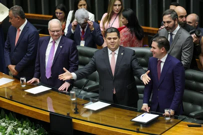 Brasília, DF 02/02/2026 - O presidente do Congresso, senador Davi Alcolumbre (C), o presidente da Câmara, deputado Hugo Motta (D), o presidente do STF, Edson Fachin (E), e o ministro da Casa Civil, Rui Costa (E), participam da sessão de reabertura dos trabalhos do Congresso Nacional. Foto: Fabio Rodrigues-Pozzebom<!-- NICAID(16217715) -->
