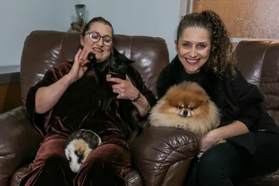FARROUPILHA, RS, BRASIL, 19/06/2025. Pesquisa aponta entre 150 milhões e 160 milhões de pets no Brasil. Na foto, Marlene Gonçalves e sua filha Keila Gonçalves. (Neimar De Cesero/Agência RBS)<!-- NICAID(16063517) -->