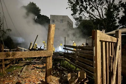 PORTO ALEGRE, 09/09/2023, Uma residência foi totalmente destruída após um incêndio no bairro Medianeira, na zona sul de Porto Alegre, na madrugada deste sábado (9). Ninguém ficou ferido na ocorrência, registrada na Rua Dorvalina Nazário.<!-- NICAID(15536074) -->