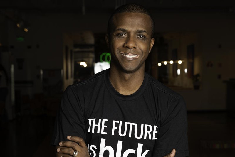 Fundador e CEO do banco digital Conta Black, Sérgio All, 48 anos, é incentivador do empreendedorismo, da inclusão e da educação financeira. O empresário será um dos palestrantes do Fronteiras Educação, módulo educacional do Fronteiras do Pensamento que será realizado nesta quinta-feira (28) em Porto Alegre. A conferência sobre empreendedorismo e educação financeira buscará levar inspiração a 800 crianças da rede pública municipal. All, que também é criador da ONG AfroBusiness Brasil, fellow da Rede de Líderes da Fundação Lemann, mentor da Templo Ventures e do Meethub, além de conselheiro consultivo na BrazilFoundation, mentora jovens empreendedores.<!-- NICAID(15551426) -->