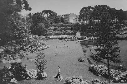 O último dia do mês do patrimônio cultural no Rio Grande do Sul será de festa e muitas lembranças no Parador Hampel, em São Francisco de Paula. O hotel, aberto em 1899 por Franz Joseph Rudolph Hampel, vai exibir neste sábado (31) o documentário “Hampel, 125 anos”, que destaca a história da hospedagem mais antiga da Serra Gaúcha. A sessão ocorre às 18h, na Sala de Chá (confira quadro abaixo).O documentário de 30 minutos integra o projeto de educação patrimonial Memórias de São Francisco de Paula, dirigido pela jornalista Lúcia Pires - com realização do Ministério da Cultura, por meio da Lei Paulo Gustavo e apoio cultural do Parador Hampel e da produtora aDiáspora. A obra conta a história do imigrante nascido em Viena, que subiu a Serra para  instalar a sua Quisisana Pensão Hampel. Frequentadores, administradores, trabalhadores e especialistas lembram desse patrimônio cultural centenário - que inaugurou a hospitalidade na Serra Gaúcha e ajudou a construir a identidade do município e da região.Legenda: Vista do Parador Hampel nos anos 1960.<!-- NICAID(15852578) -->