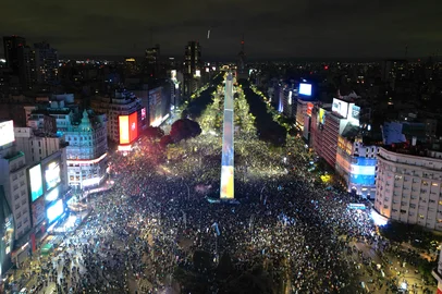 This aerial view shows Argentina's fans gathering at the Obelisk after Argentina lost the FIFA World Cup final football match against Spain in Buenos Aires on July 19, 2026. Spain won by 1-0. (Photo by Luis ROBAYO / AFP)<!-- NICAID(16329991) -->