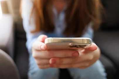 NVB Stocker / stock.adobe.com Smart phone. Young caucasian female student use martphone Fonte: 510595816<!-- NICAID(16242944) -->