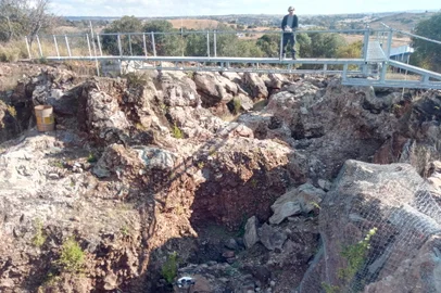 An undated handout photograph release by the French National Centre for Scientific Research (CNRS) shows researchers collecting samples at a dig-site around the caves in Sterkfontein, also knows as the "Cradle of Humankind" and home to the discovery site of Australopithecus pre-human skeletal remains, northwest of Johannesburg, South Africa. - In 1947, a fossilized Australopithecus skull was discovered at the Sterkfontein site, and initially estimated to be between 2,1 and 2,6 million years old. New analysis from an international team of researchers which include France's CNRS members have since re-evaluated the age of these findings at 3,4 and 3,6 million years. (Photo by Laurent BRUXELLES / CNRS / AFP) / RESTRICTED TO EDITORIAL USE - MANDATORY CREDIT "AFP PHOTO / LAURENT BRUXELLES / CNRS- NO MARKETING NO ADVERTISING CAMPAIGNS - DISTRIBUTED AS A SERVICE TO CLIENTSEditoria: SCILocal: KrugersdorpIndexador: LAURENT BRUXELLESSecao: human scienceFonte: CNRSFotógrafo: Handout<!-- NICAID(15136274) -->
