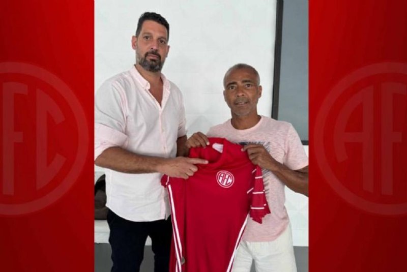 Eduardo Allax, gerente de futebol do América-RJ, e Romário, presidente do clube<!-- NICAID(15737970) -->