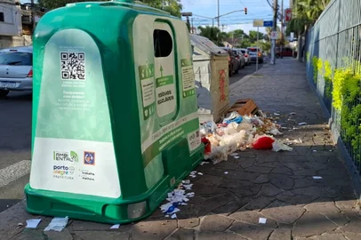 Lucas Abati / Agência RBS Lixo acumulado em pontos dos bairros Centro e Menino Deus, em Porto Alegre. Mesmo com conteineres para reciclaveis, resíduos seguem sendo misturados.<!-- NICAID(16002727) -->