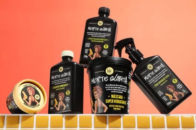 Os produtos mais vendidos no Brasil e no Exterior da Lola From Rio são os itens para tratamentos capilares. Incluem linhas com nomes curiosos, como "Morte Súbita", para hidratação, e "Rapunzel", para estimular o crescimento dos cabelos. <!-- NICAID(15828519) -->