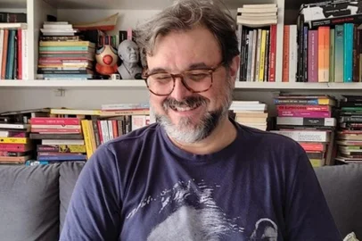 Poeta participa da antologia poética publicada em Almanaque, por conta do Dia Mundial da Poesia.Marco de Menezes (Uruguaiana, 1968) é poeta e editor. Publicou os seguintes livros de poesia: "As horas dragas" (1999), "Pés de aragem"(2007), "Fim das coisas velhas" (2009 _ vencedor do Prêmio Açorianos de Literatura nas categorias 'Poesia' e 'Livro do Ano', em 2010), "Ode paranoide" (2010), "Pequena madrugada antes da meia-noite" (2016) e "Como se constrói uma melancolia de domingo" (2018). Como letrista, é coautor do álbum "Arrebaldeação" (2003), entre outros. O poema aciam é de "Como estou dirigindo", ainda inédito.<!-- NICAID(15376856) -->