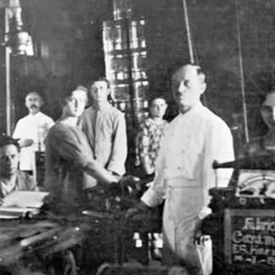 Fábrica de chocolate Haenssgen, de Cruzeiro do Sul, no Vale do Taquari, fundada em 1895. Fundador, Frederico Haenssgen, está no fundo, ao centro, de branco.<!-- NICAID(16011575) -->