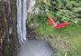 Aventureiros desfrutam de redes a 300 metros de altura em cânions; veja fotos