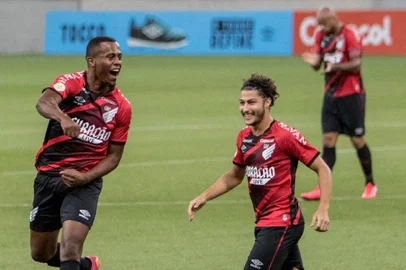 Athletico Paranaense vence América-MG. Na foto, Carlos Eduardo e Marcinho.<!-- NICAID(14797023) -->
