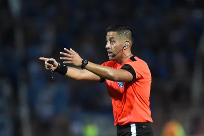 Chilean referee Francisco Gilabert gestures during the Copa Sudamericana group stage football match between Argentina's Godoy Cruz and Brazil's Gremio at the Malvinas Argentinas stadium in Mendoza, Argentina, on April 24, 2025. (Photo by Andres LARROVERE / AFP)<!-- NICAID(16023995) -->