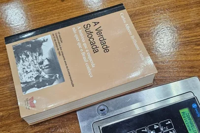 Livro de Brilhante Ustra circula na Câmara em provocação à esquerda <!-- NICAID(15948532) -->