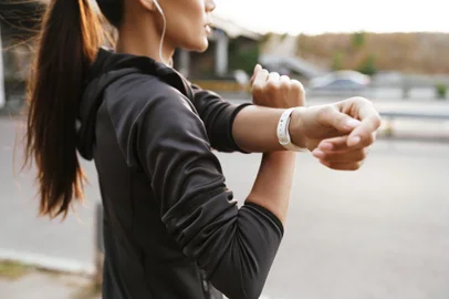 Strong fitness woman make stretching exercisesCropped image of a young strong fitness woman make stretching exercises outdoors at the street.Fonte: 306139208<!-- NICAID(15736409) -->