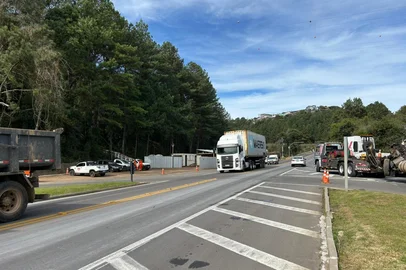Trânsito é liberado na RS-122, em Caxias do Sul, após bloqueio por conta de acidente que vitimou duas pessoas. Bloqueio ocorria no km 80 da rodovia. <!-- NICAID(16092618) -->