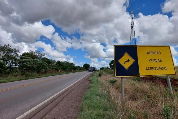PASSO FUNDO, RS, BRASIL, 29/11/2023. Após ensaiar melhora no ano passado, a situação das rodovias gaúchas engatou nova piora. Sete em cada 10 trechos das vias avaliadas no Rio Grande do Sul apresentam algum tipo de problema, segundo pesquisa da Confederação Nacional do Transporte (CNT) divulgada na manhã desta quarta-feira (29). Fotos na RS-324, entre Passo Fundo e Marau. Foto: Mateus Leal/Agência RBS<!-- NICAID(15612204) -->