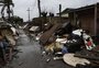 Moradores do bairro Sarandi usam o domingo para limpeza em meio a chuva e montanhas de entulho