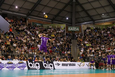 Gigantes do vôlei / Divulgação O Desafio Gigantes do Vôlei, realizadoem Caxias do Sul, levou cinco mil pessoas ao Ginásio do Sesi<!-- NICAID(16040274) -->