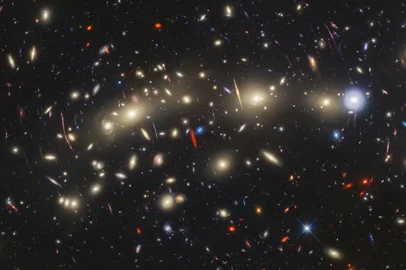 NASA estuda conjunto de galáxias mais brilhantes já encontradas. Na foto, comparação da MACS 0416 feita pelo Hubble e o James Webb - Foto: Jose M. Diego (IFCA), Jordan C. J. D'Silva (UWA), Anton M. Koekemoer (STScI), Jake Summers (ASU), Rogier Windhorst (ASU), Haojing Yan (University of Missouri)/NASA/ESA/CSA/STScI/Divulgação<!-- NICAID(15602603) -->